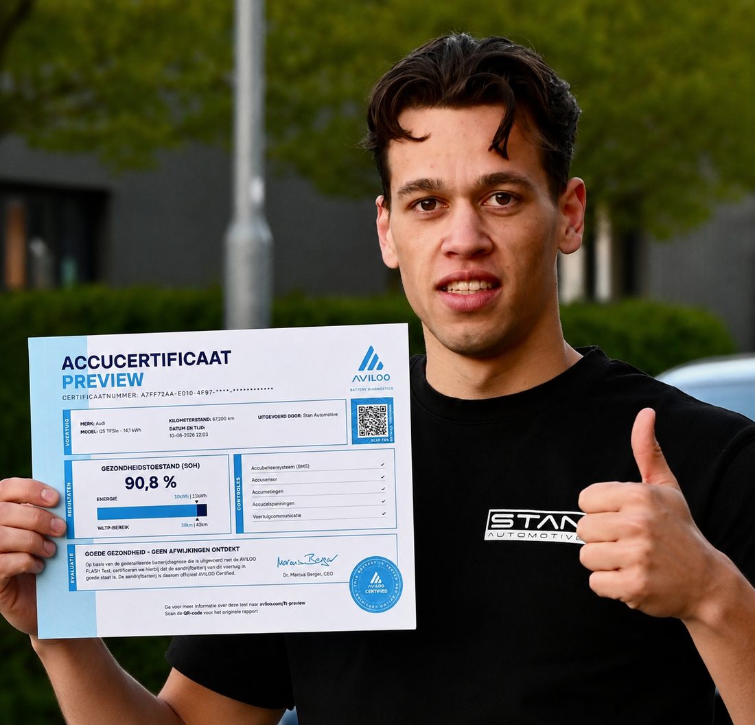 Stan van Stan Automotive in Haarlem toont een afgerond AVILOO accucertificaat na een accutest